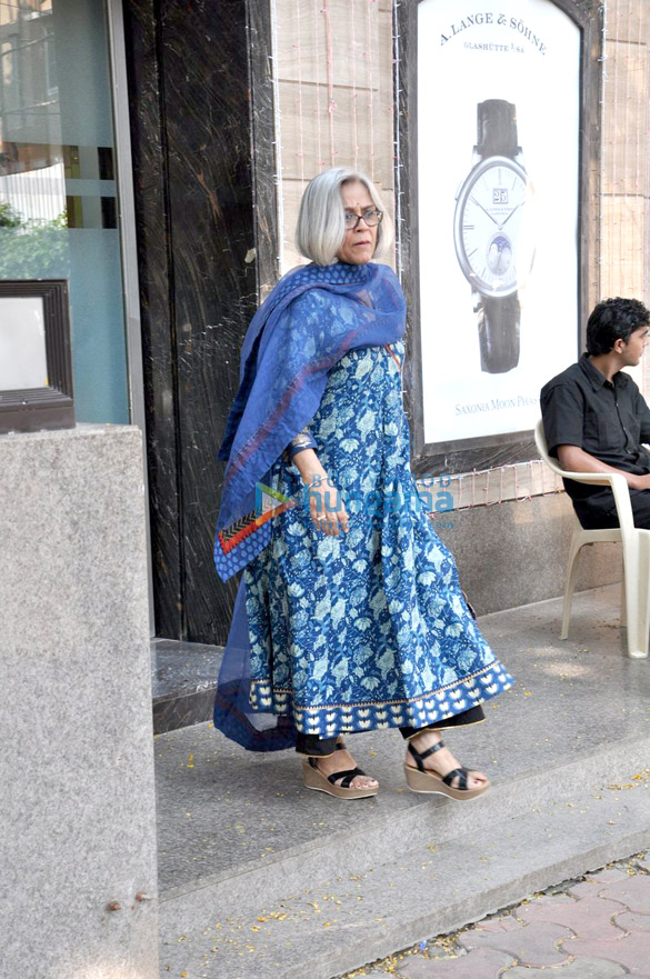 vivek snapped with his mom in bandra 2