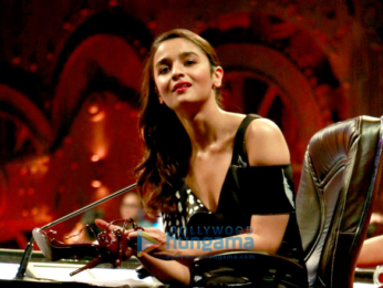 Alia Bhatt promotes 'Dear Zindagi' on the sets of 'Super Dancer'