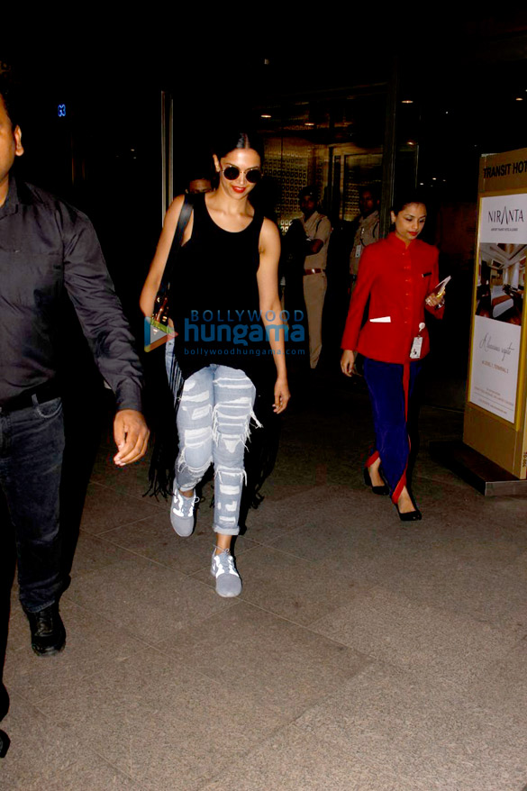deepika snapped as she returns from bangalore 1