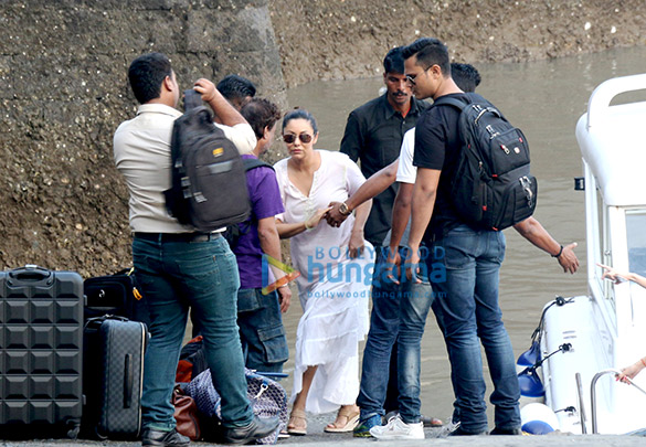 gauri others arrive from alibaug srks birthday bash 3