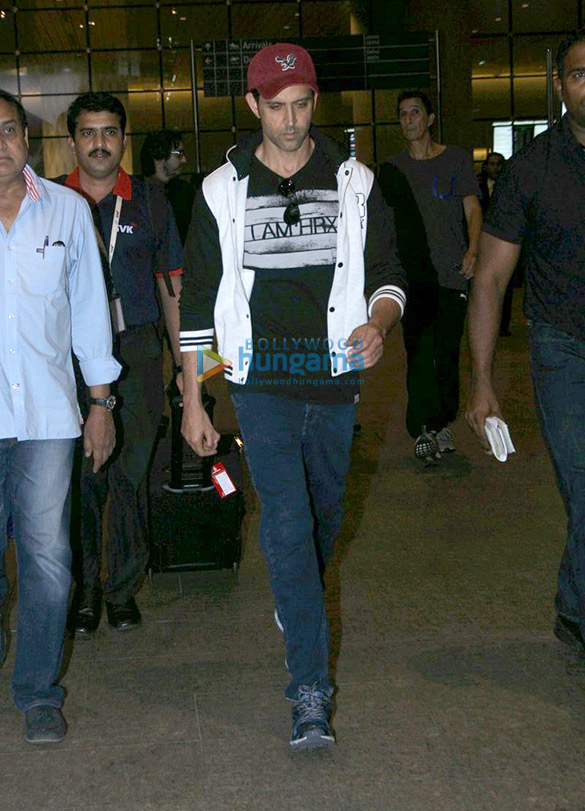 hrithik roshan snapped in cool casuals at the international airport 2