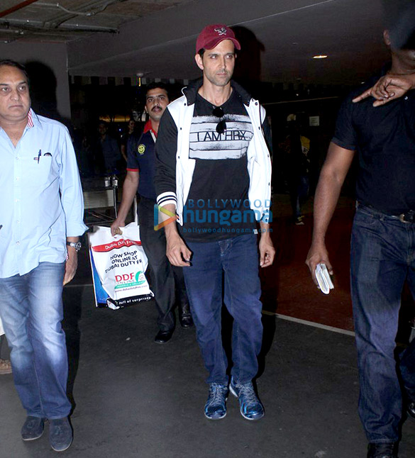 hrithik roshan snapped in cool casuals at the international airport 3