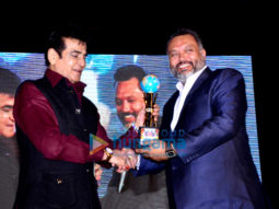 Jeetendra snapped receiving the Mumbai Global Achiever’s Award 2016