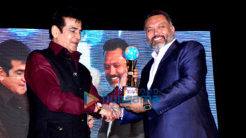 Jeetendra snapped receiving the Mumbai Global Achiever’s Award 2016