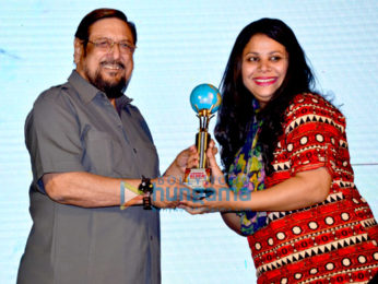 Jeetendra snapped receiving the Mumbai Global Achiever's Award 2016