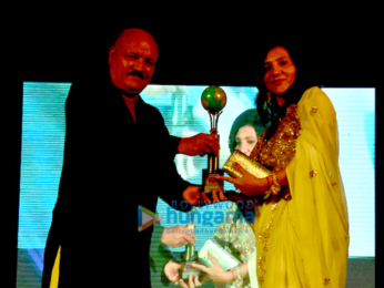 Jeetendra snapped receiving the Mumbai Global Achiever's Award 2016