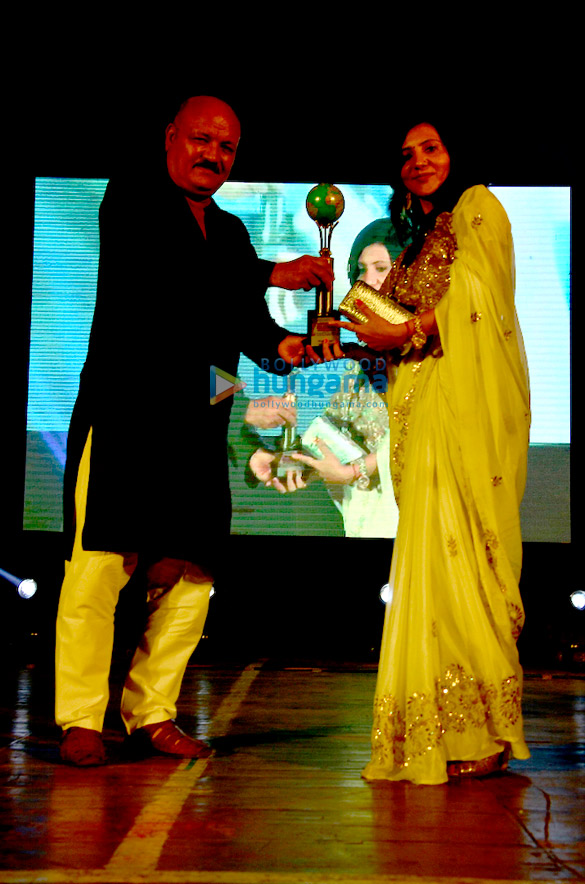 jeetendra snapped receiving the mumbai global achievers award 2016 15