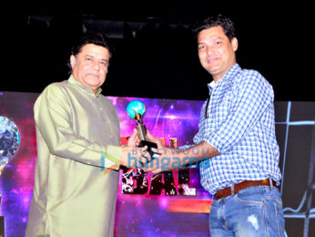 Jeetendra snapped receiving the Mumbai Global Achiever's Award 2016