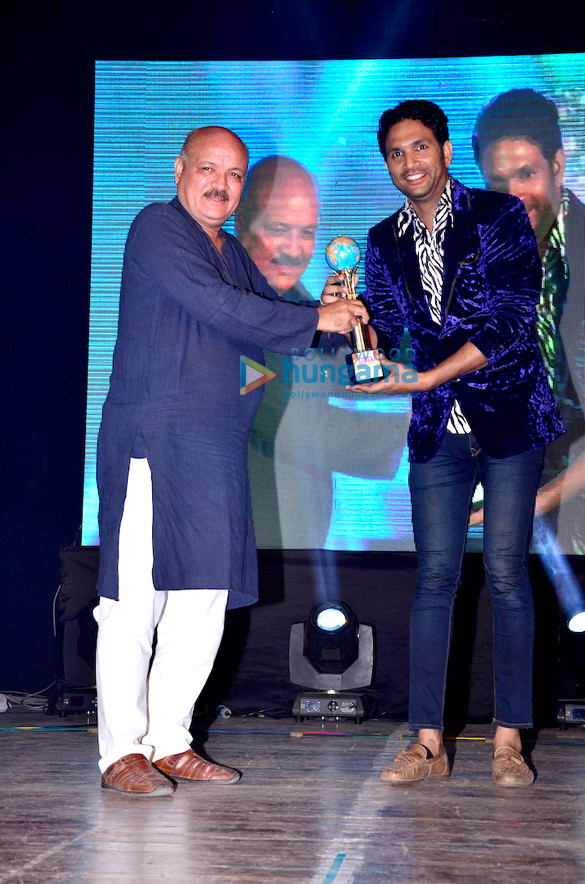 jeetendra snapped receiving the mumbai global achievers award 2016 7