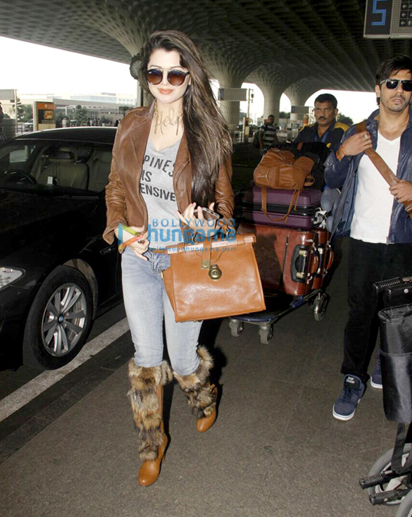 kainaat arora snapped at the mumbai international airport 4
