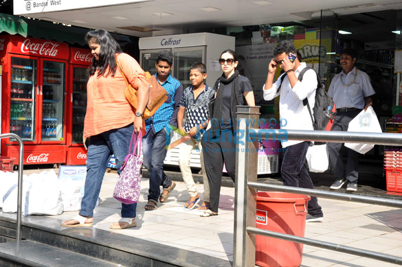 karisma kapoor snapped shopping in bandra 1