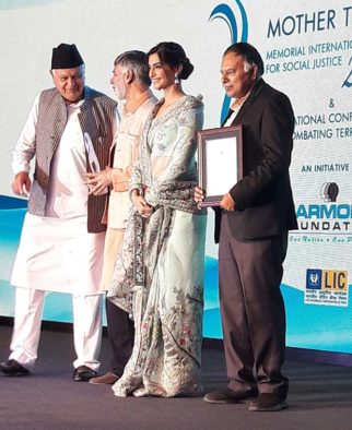 Check out: Sonam Kapoor collects Neerja Bhanot’s Mother Teresa Memorial International Award