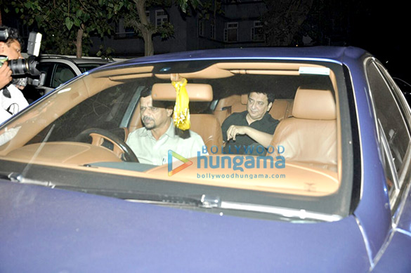 srk sohail sunil sooraj snapped post a party at salman khans place 6
