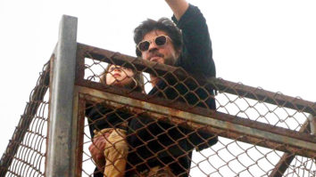 Shah Rukh Khan Appears In His Trademark Style At Mannat On His 51st Birthday