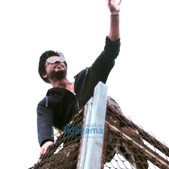 shah rukh khan greets his fans on his 51st birthday 3