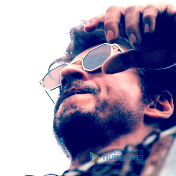 shah rukh khan greets his fans on his 51st birthday 5