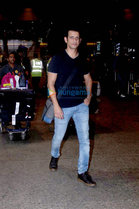 sharman joshi esha gupta snapped at the international airport 1