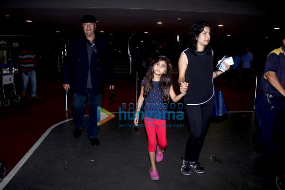 sharman joshi esha gupta snapped at the international airport 3