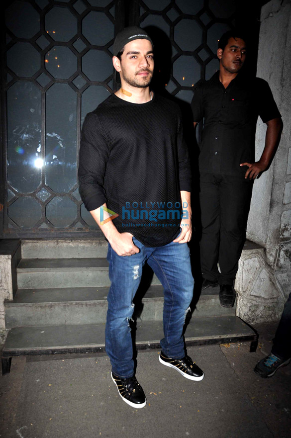 sooraj pancholi snapped post dinner in bandra 2