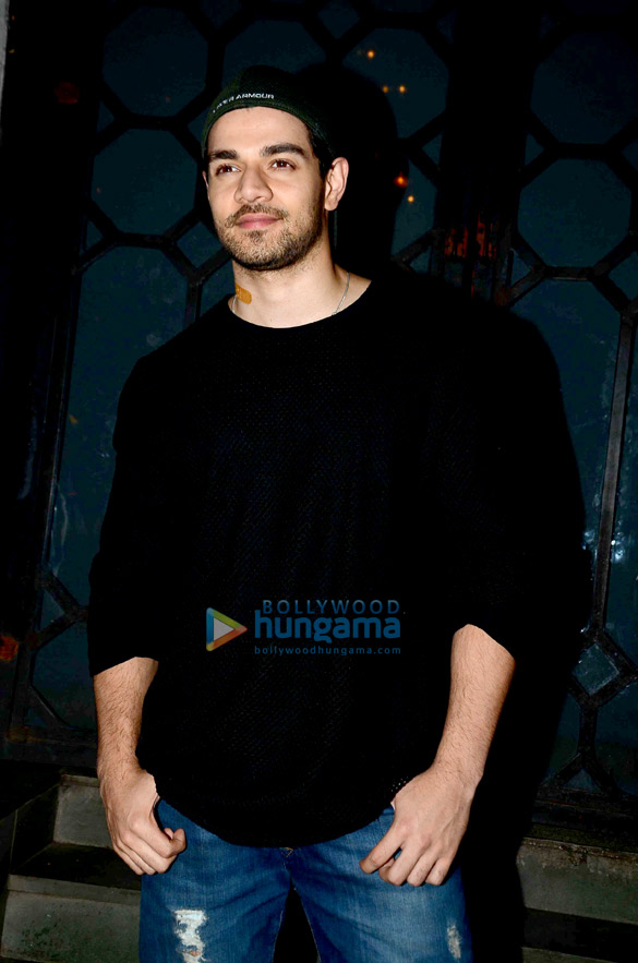 sooraj pancholi snapped post dinner in bandra 6