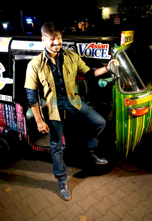 vivek oberoi rides auto rickshaw for charity 4