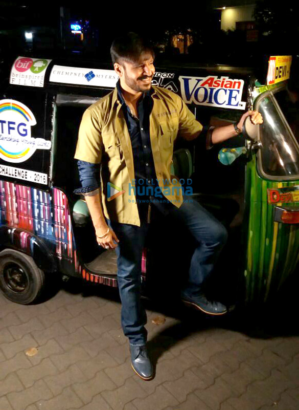 vivek oberoi rides auto rickshaw for charity 5