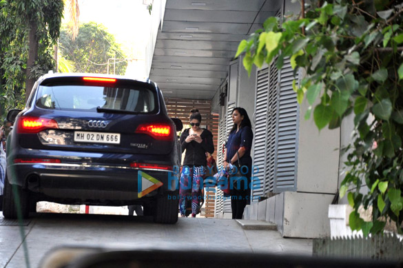 zareen khan snapped in bandra 2