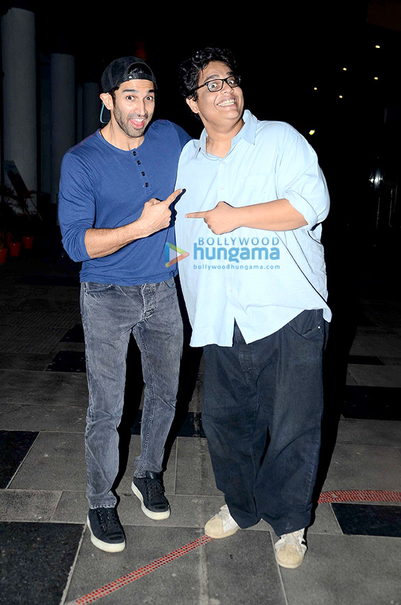 aditya roy kapur snapped with friends post a movie 1