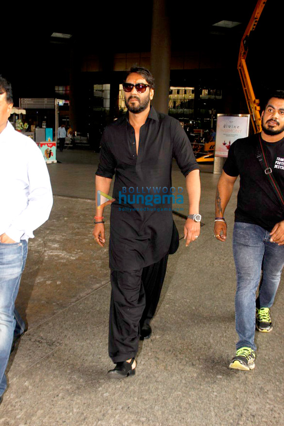 ajay devgn farhan akhtar and arjun kapoor snapped at the airport 5