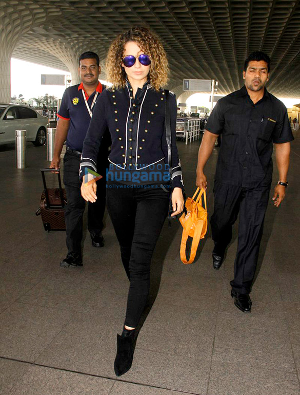 alia bhatt kriti sanon sonam kapoor and kangna ranaut snapped at the airport 4