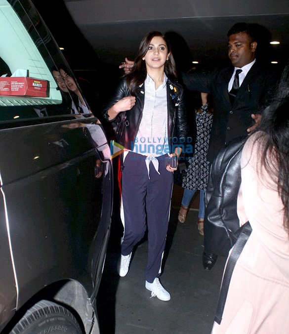 anushka snapped at the mumbai airport 6