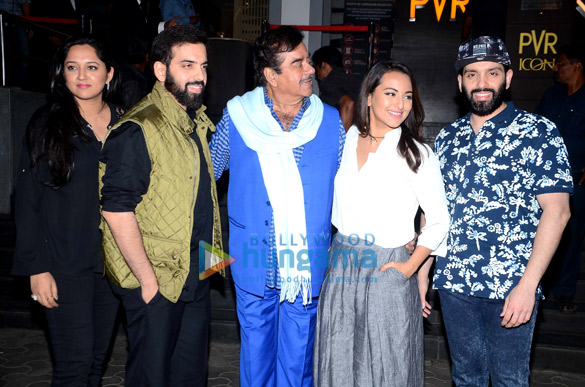 cast and crew screening of dangal 8