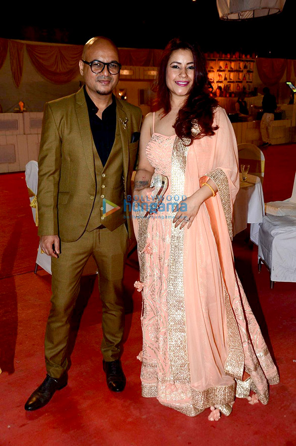 daisy shah shweta rohira and others grace photographer munna s wedding 4