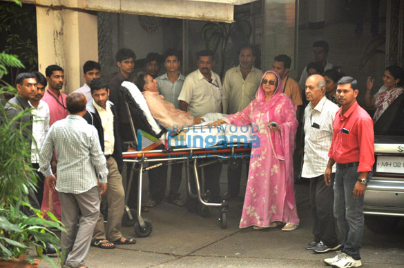 dilip kumar snapped with wife saira banu post discharge from hospital 1