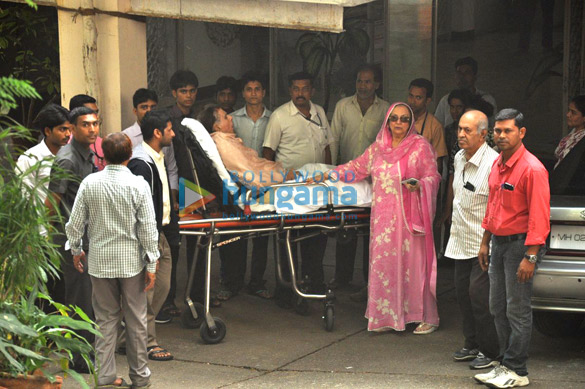 dilip kumar snapped with wife saira banu post discharge from hospital 2