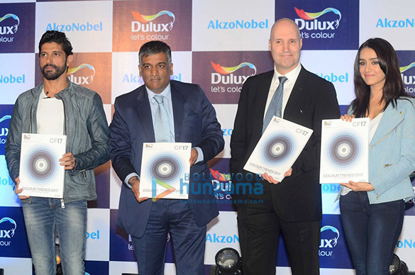 farhan akhtar and shraddha kapoor launch new colour range from dulux 2