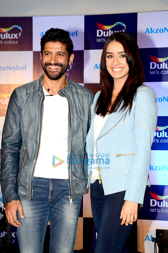 farhan akhtar and shraddha kapoor launch new colour range from dulux 5