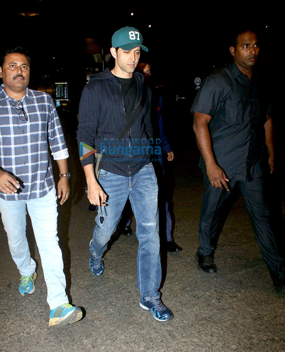 hrithik roshan snapped arriving back from singapore 3