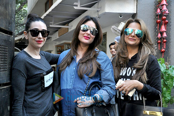 Kareena Kapoor Khan, Karisma Kapoor and Amrita Arora snapped post lunch in Bandra Kareena Kapoor Khan, Karisma Kapoor and Amrita Arora snapped post lunch in Bandra