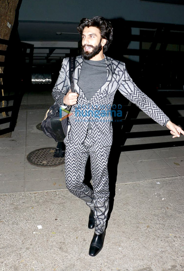 ranveer snapped post party with close friends in bandra 3