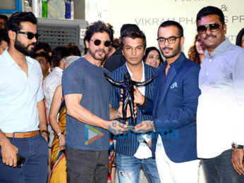 Shah Rukh Khan gives mahurat clap for Vikram Phadnis's Marathi movie 'Hrudayantar'