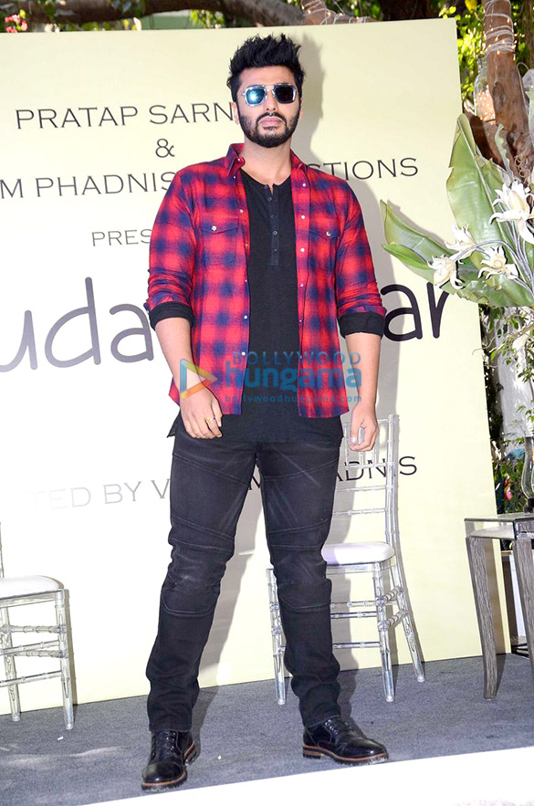 srk gives mahurat clap for vikrams marathi movie hrudayantar 20