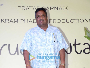 Shah Rukh Khan gives mahurat clap for Vikram Phadnis's Marathi movie 'Hrudayantar'
