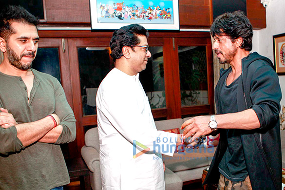 Shah Rukh Khan meets Raj Thackeray over Raees release Shah Rukh Khan meets Raj Thackeray over Raees release