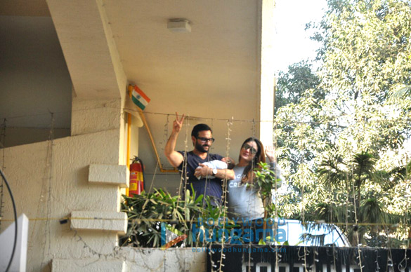 saif ali khan and kareena kapoor khan pose with baby taimur outside their residence 4