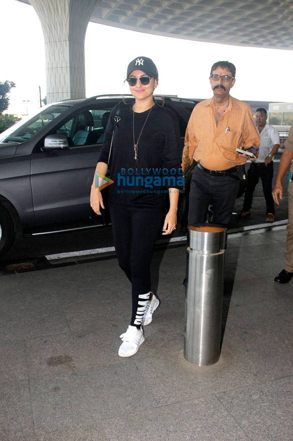 Sonakshi Sinha and others snapped at the airport Sonakshi Sinha and others snapped at the airport