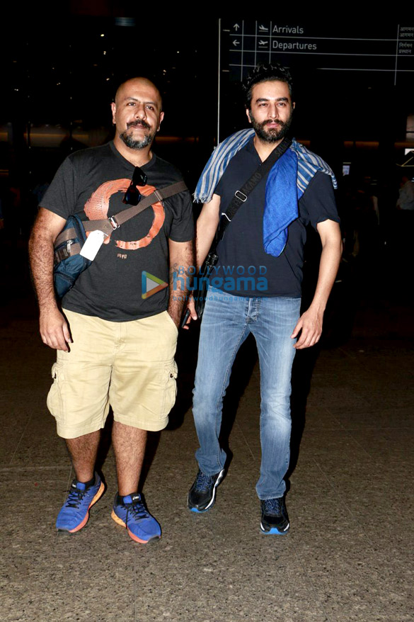 sonam and sonakshi at airport 3