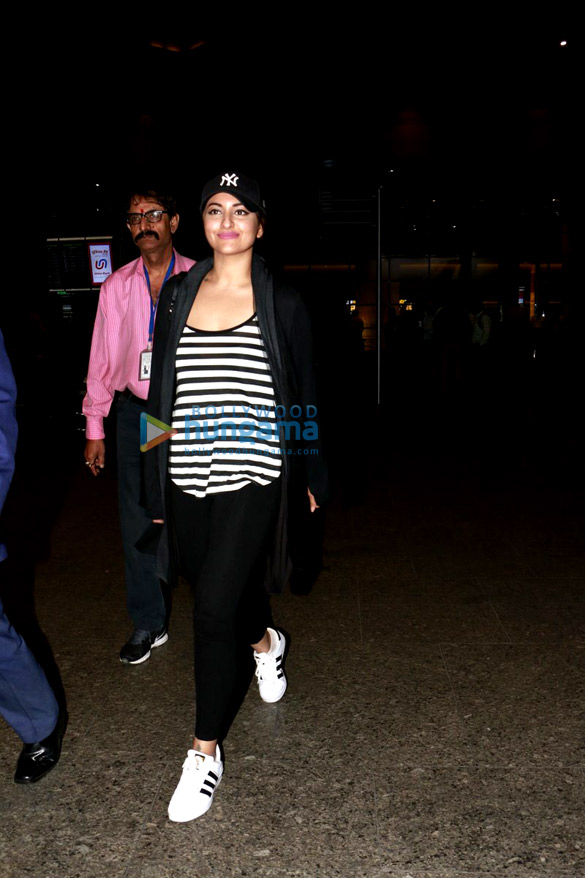 sonam and sonakshi at airport 8