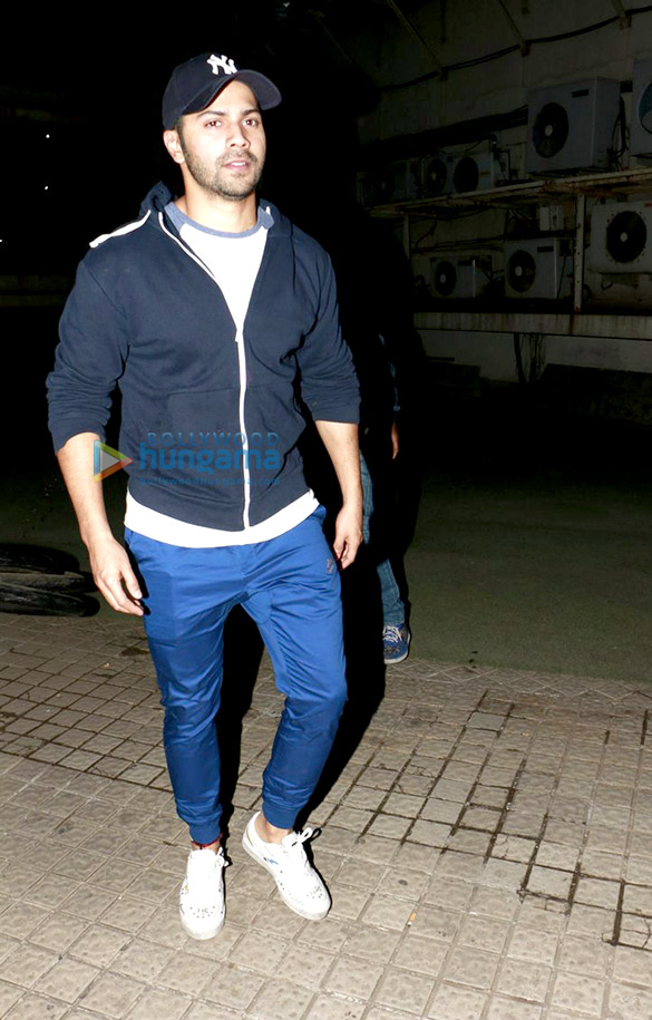 varun dhawan snapped post a screening of dangal 5