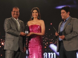 Check out: Sonam Kapoor wins Global Style Icon award at Brand Vision Awards 2016